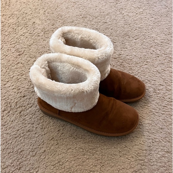 Arizona faux fur booties. - Picture 2 of 3
